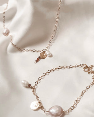 Pulsera de oro con perla rosa, perla blanca y piedra granate