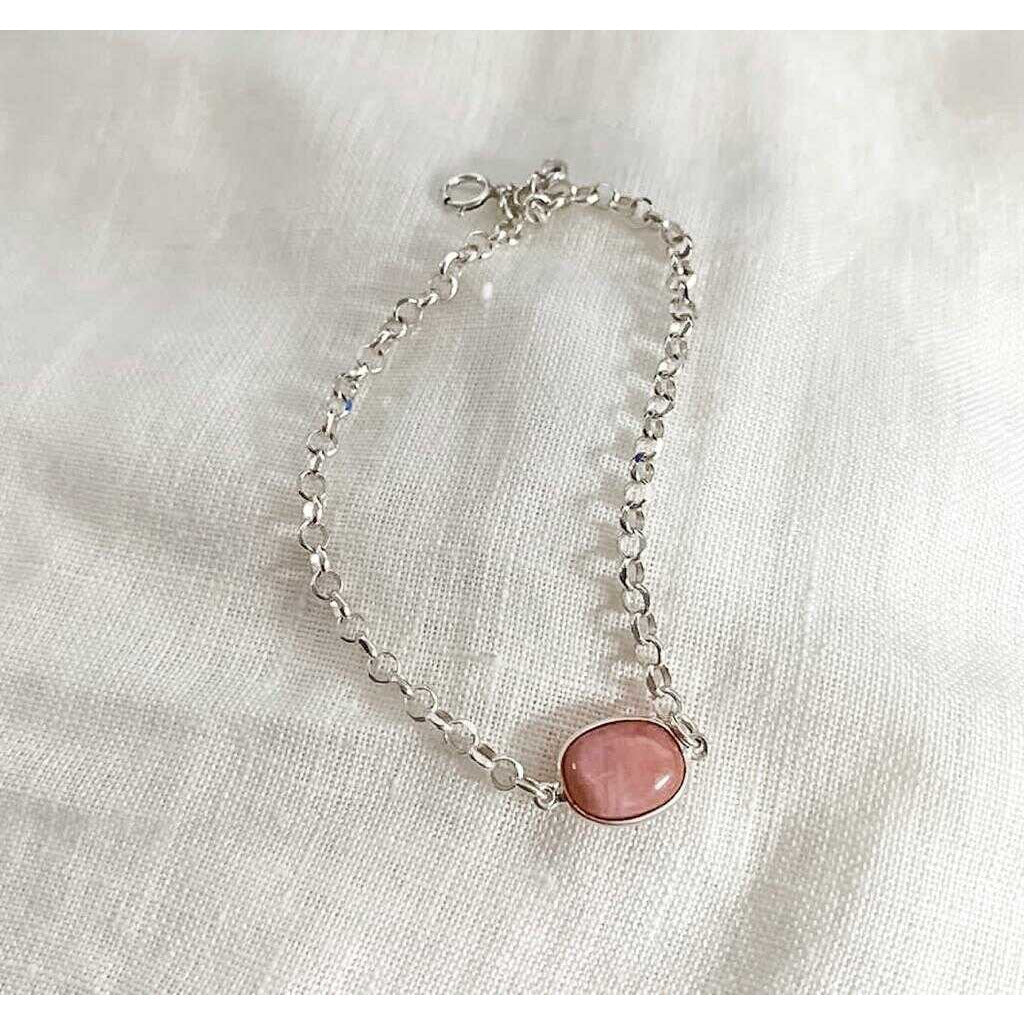 Bracelet argenté avec la pierre rose d’opale