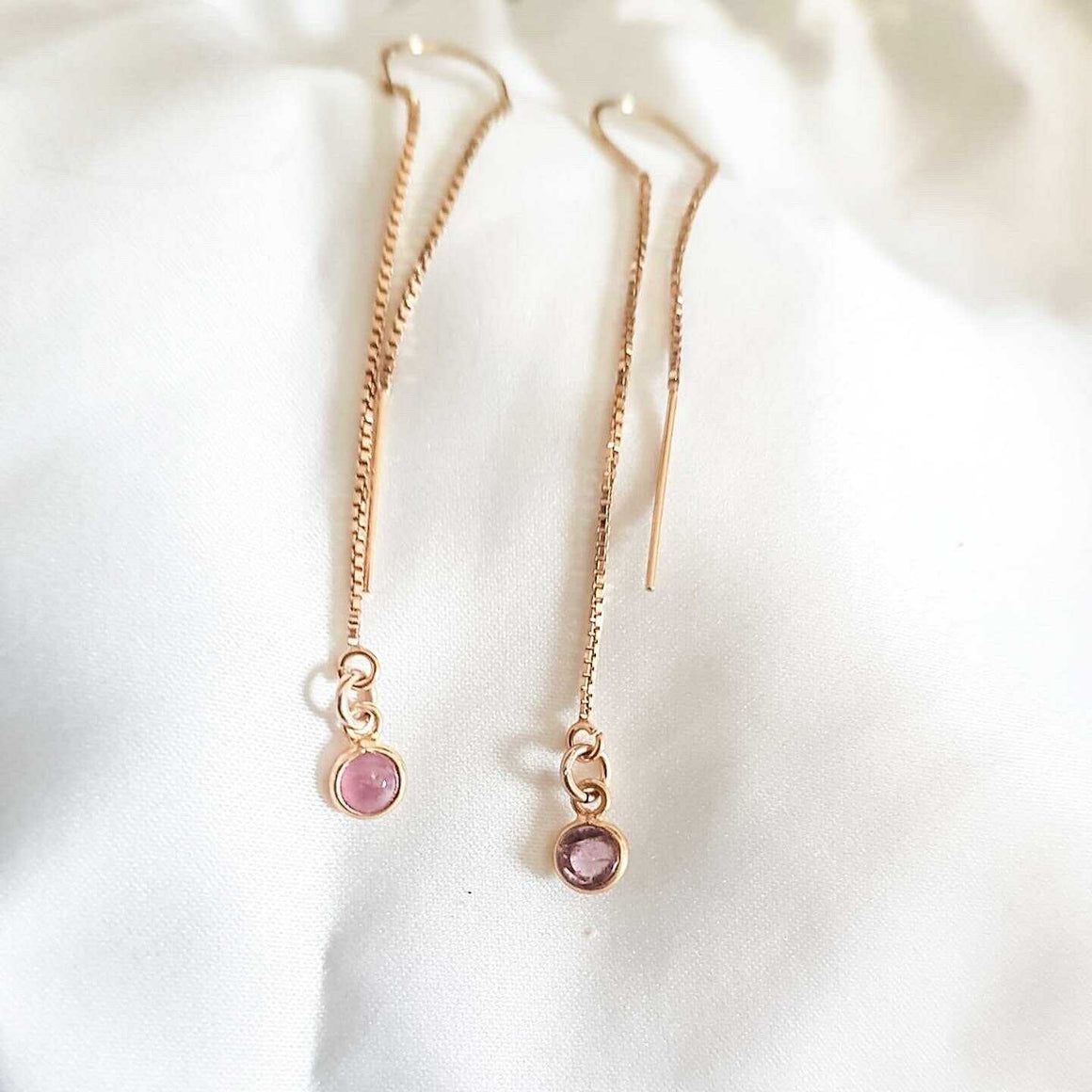 Elongated gold earrings with tourmaline