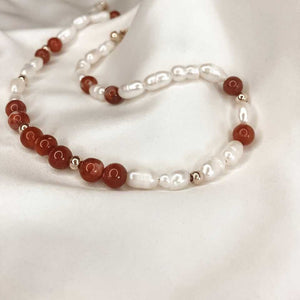 Tour de cou avec perles et agate rouge